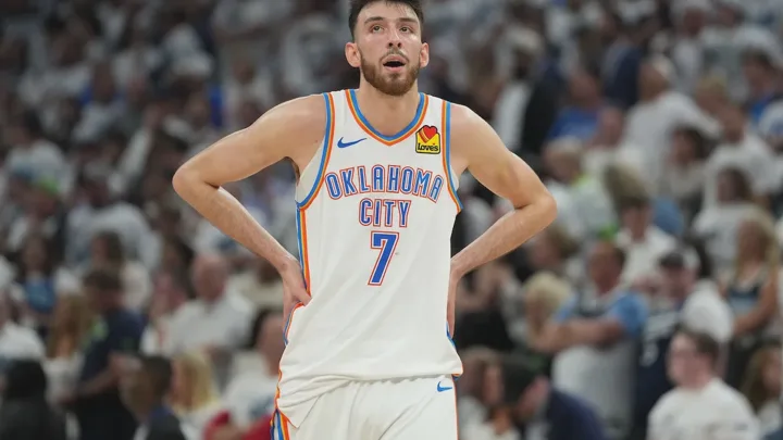 Chet Holmgren, pivô número 7 do Oklahoma City Thunder, em posição defensiva durante jogo da NBA