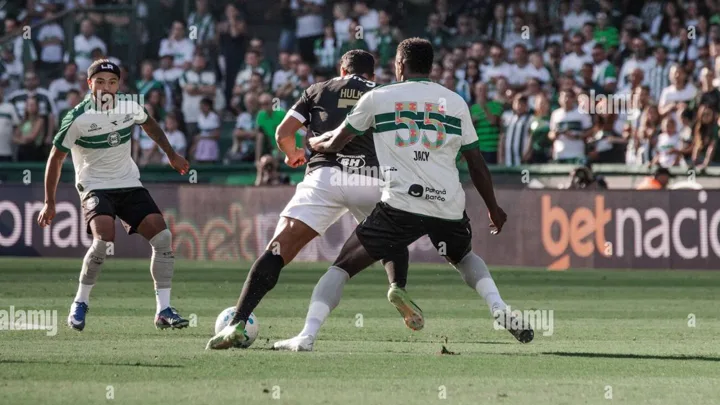 Jacy, zagueiro do Coritiba, com a camisa 55 em campo durante partida do Brasileirão Série A 2026