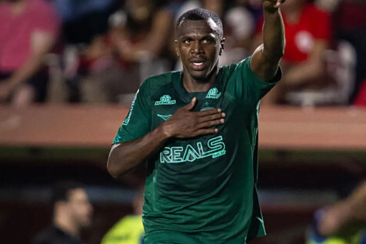 A assinatura técnica que o identifica Jacy em 29 jogos — o zagueiro do Coritib