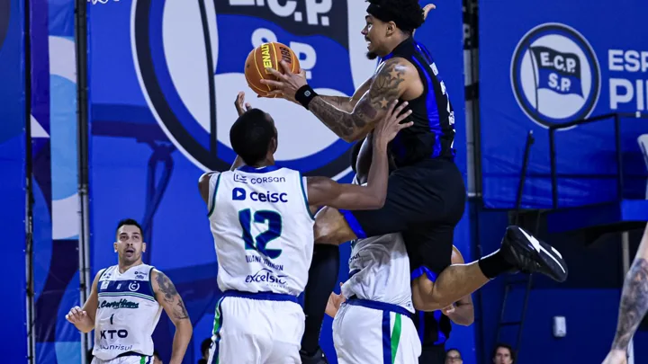 Ginásio Poliesportivo Arnao em Santa Rosa durante partida do NBB entre União Corinthians e Pinheiros em dezembro de 2024