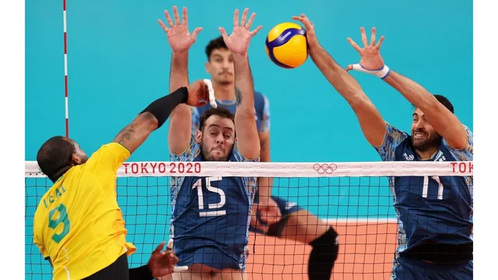 Seis jogadores de vôlei posicionados nas zonas numeradas da quadra durante uma partida de alto nível