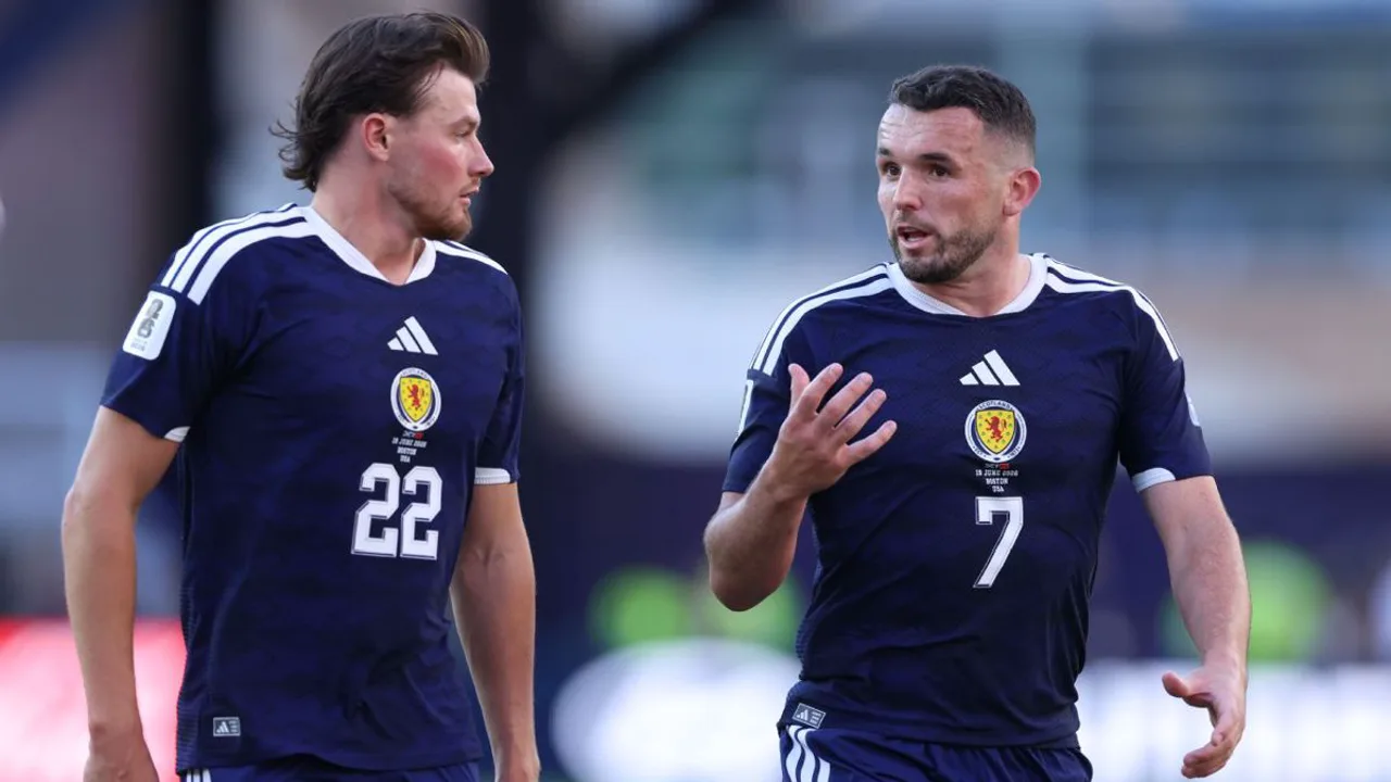 John McGinn, capitão da Escócia, em campo durante a Copa do Mundo 2026, com a camisa azul da seleção