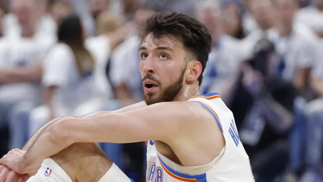 Chet Holmgren, pivô do Oklahoma City Thunder, número 7, em posição defensiva durante jogo da NBA