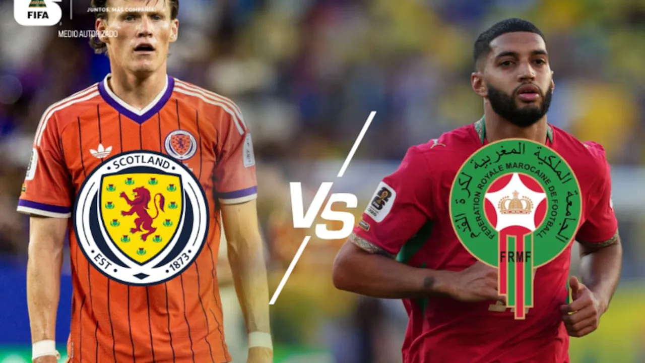 Jogadores de Escocia e Marrocos disputam bola no Gillette Stadium em Boston pela Copa do Mundo 2026