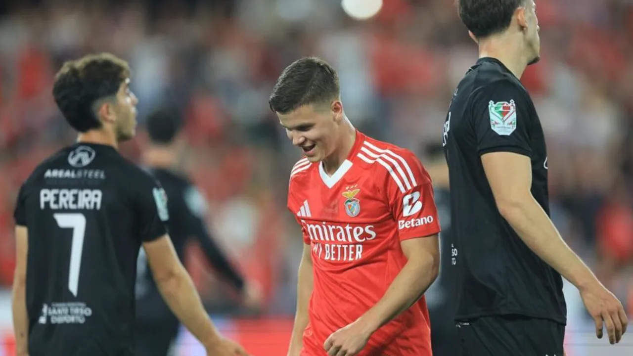 Almirón cobre a boca com a mão durante discussão com adversário turco no Levi's Stadium na Copa do Mundo 2026
