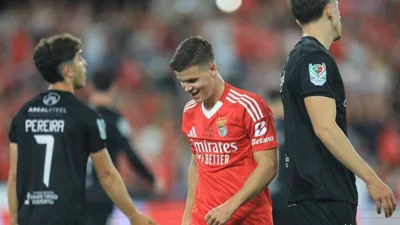Almirón cobre a boca, leva vermelho e o futebol ganhou uma regra que não volta atrás