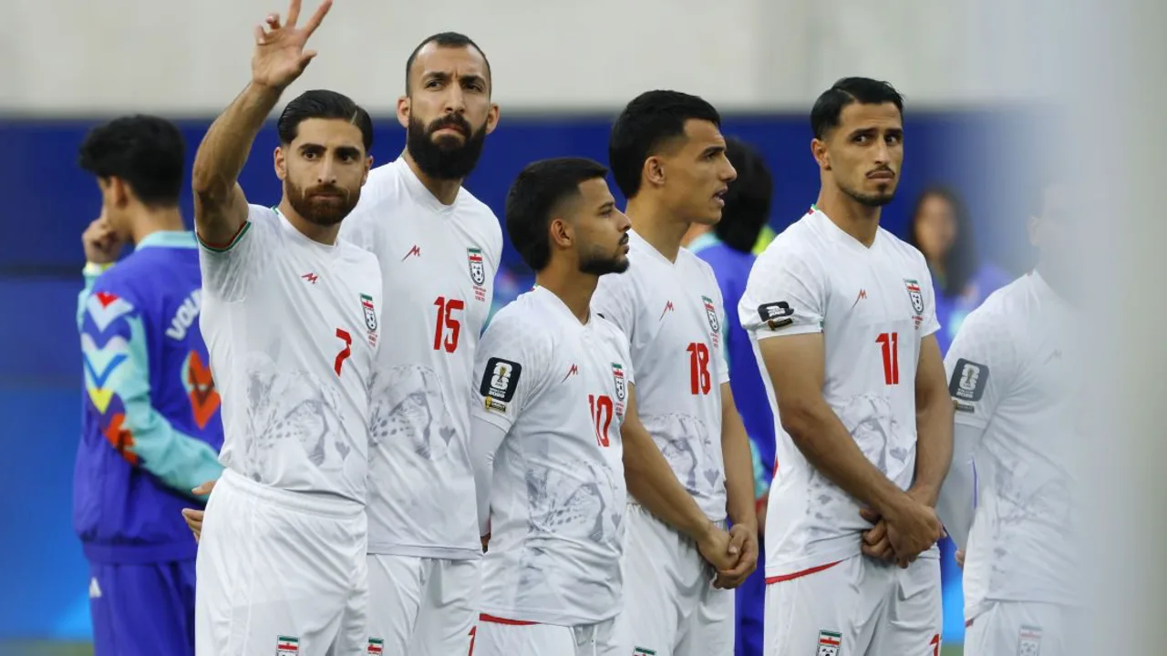 Jogadores da seleção do Irã no gramado durante reconhecimento de estádio nos Estados Unidos na Copa do Mundo 2026