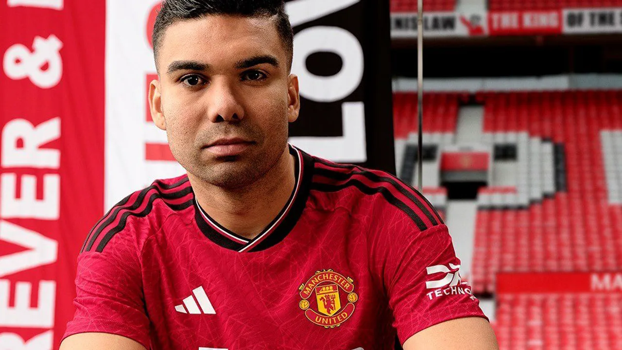 Casemiro com a camisa da Seleção Brasileira durante a Copa do Mundo 2026, em disputa de bola no meio-campo