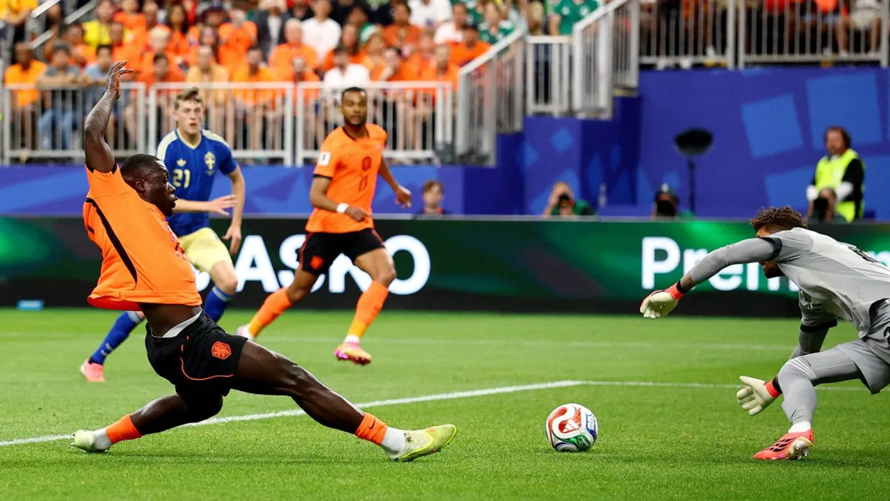 Jogadores da Holanda comemorando gol contra a Suécia na Copa do Mundo 2026, com a torcida ao fundo