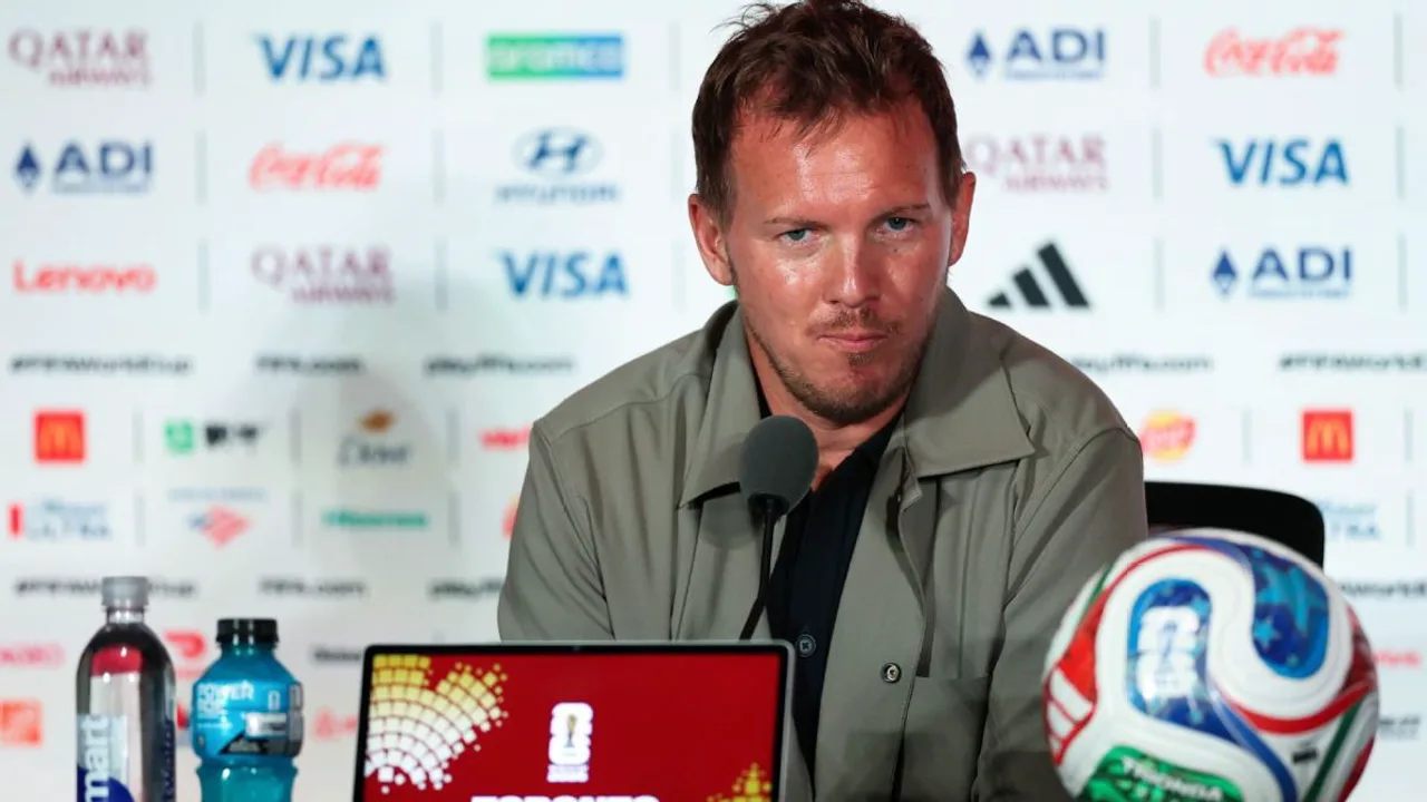 Julian Nagelsmann em coletiva de imprensa durante a Copa do Mundo 2026, com bandeira dos EUA ao fundo