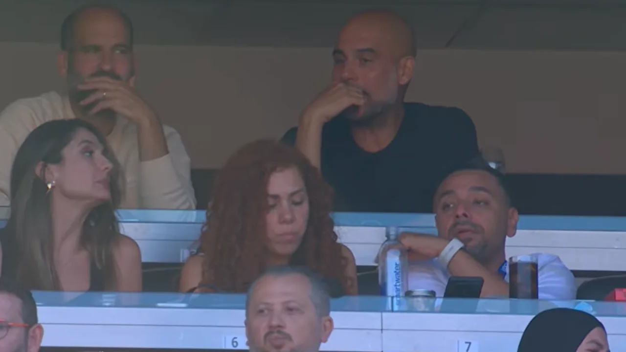 Pep Guardiola nas arquibancadas do Gillette Stadium durante jogo de Marrocos na Copa do Mundo 2026