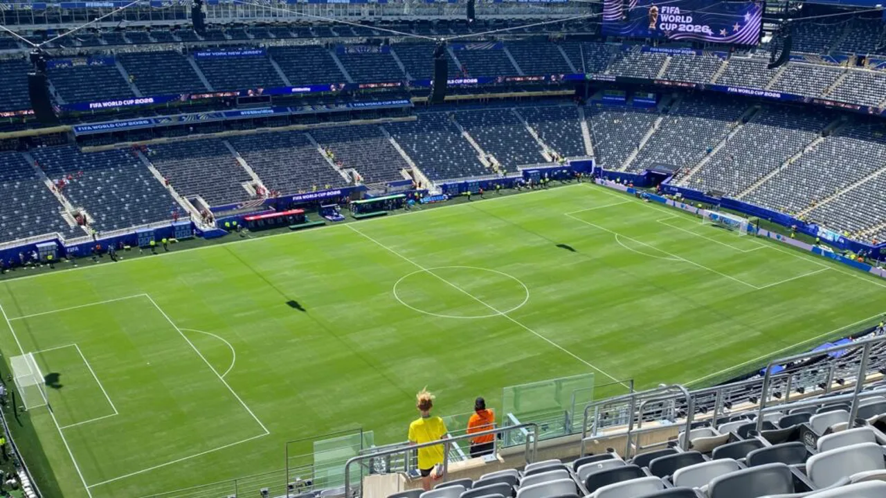 Jogadores do Irã durante treino na Copa do Mundo 2026 com bandeira iraniana em segundo plano