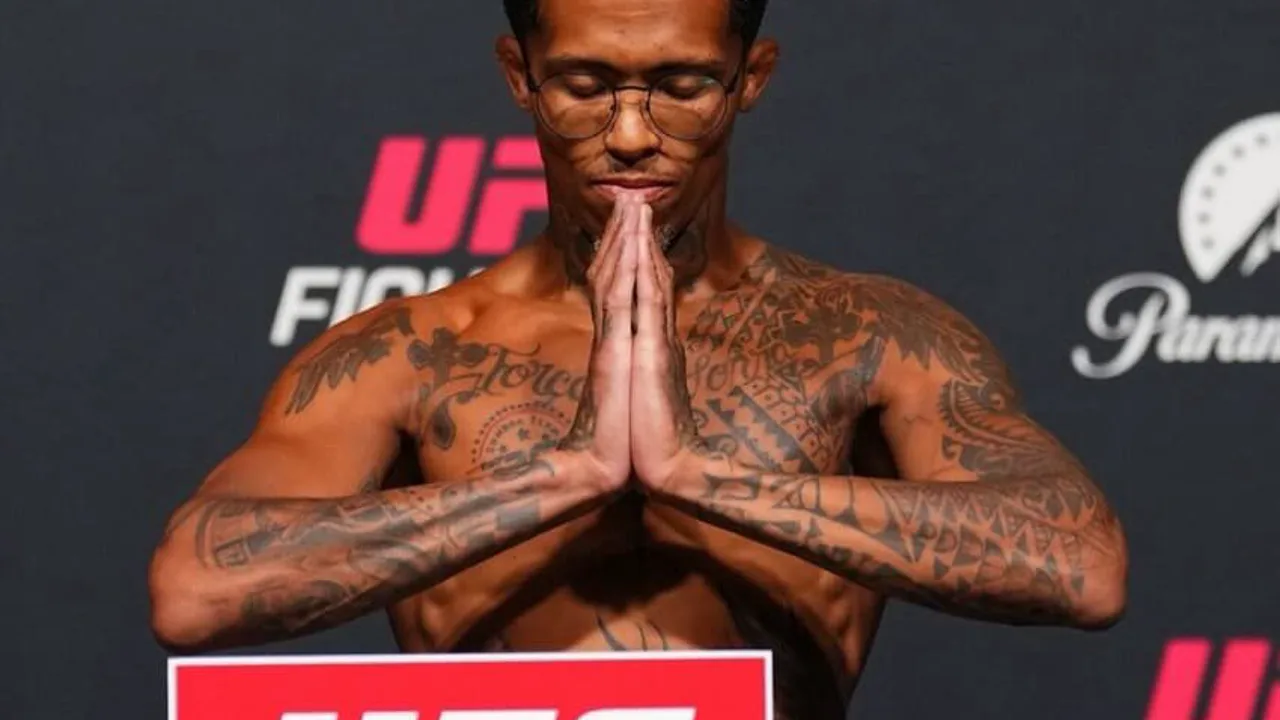 Manel Kape em posição de combate no octógono do UFC, com bandeira brasileira no fundo