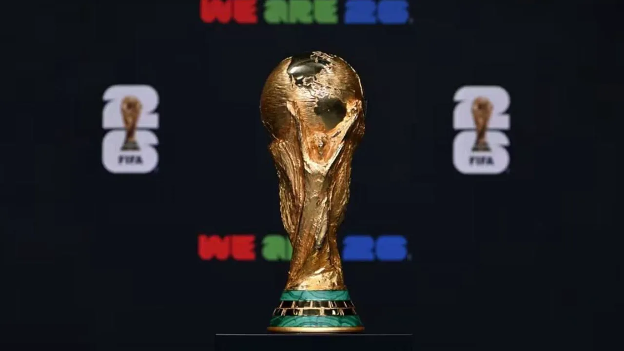 Jogadores do Irã e da Bélgica disputando bola no SoFi Stadium durante Copa do Mundo 2026