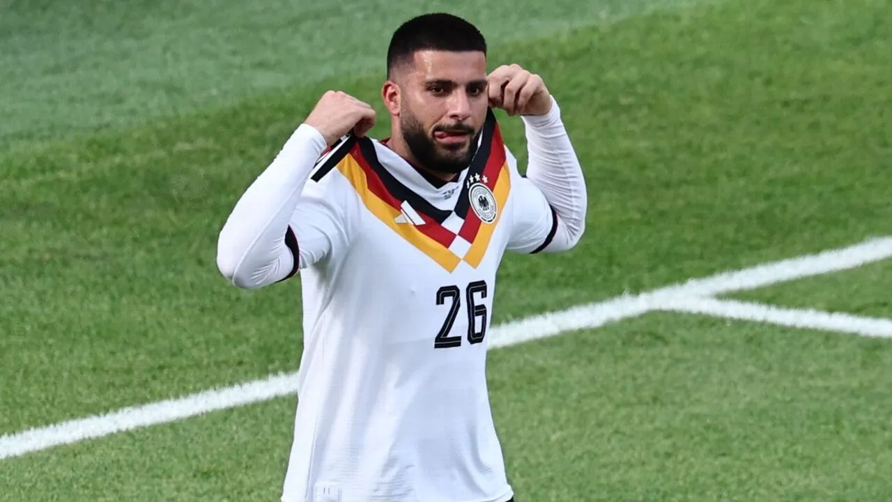Nico Schlotterbeck sendo atendido no gramado durante partida da Alemanha na Copa do Mundo 2026 em Toronto
