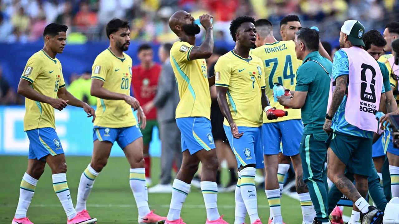 Jogadores do Canadá e México comemorando vitórias na Copa do Mundo 2026 com torcidas lotando estádio nos EUA