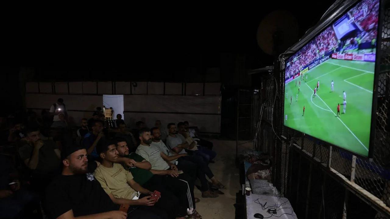 Ismael Koné sendo retirado de maca do gramado durante jogo do Canadá na Copa do Mundo 2026