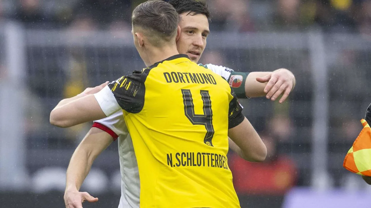 Nico Schlotterbeck deixa o campo amparado por companheiros durante jogo da Alemanha na Copa do Mundo 2026