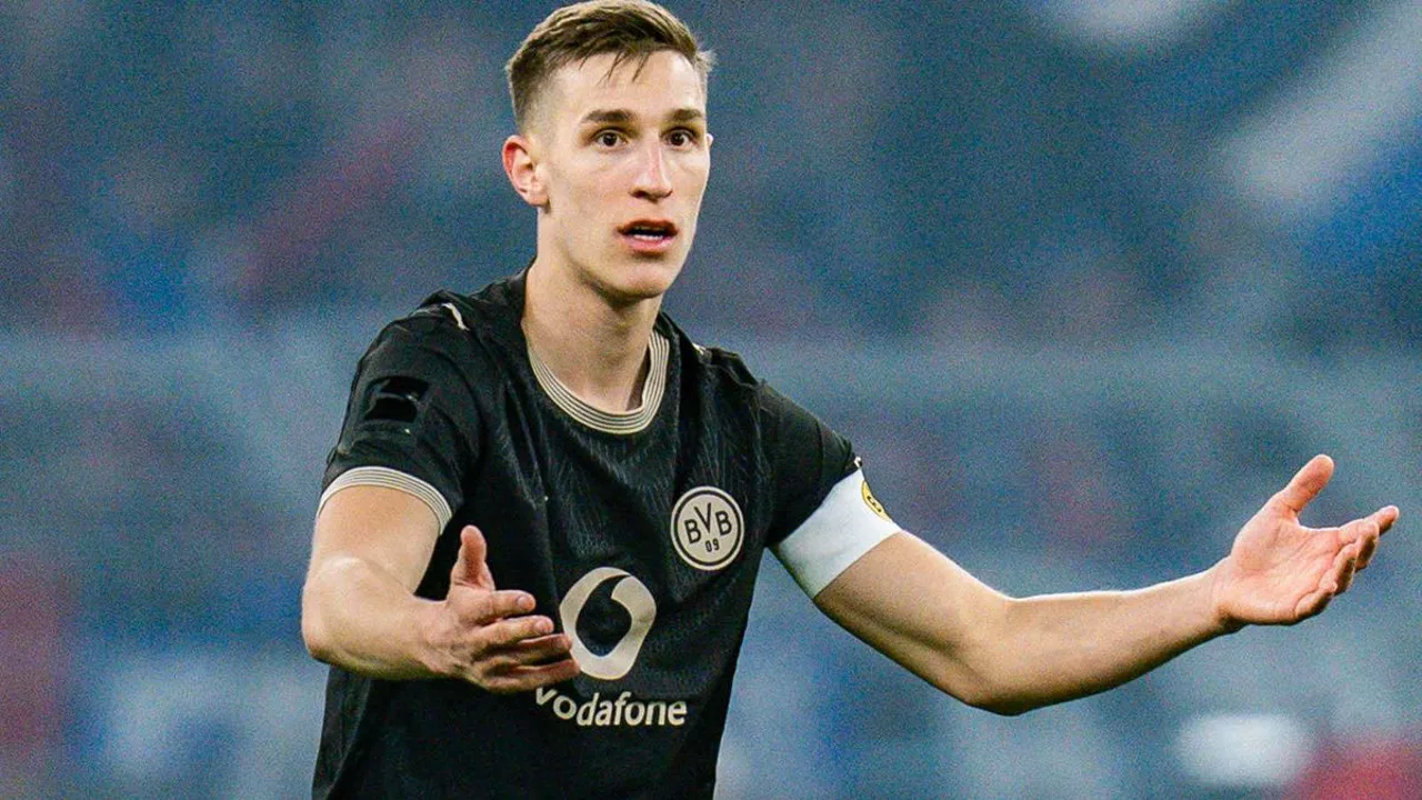 Nico Schlotterbeck sendo substituído no intervalo durante partida da Alemanha na Copa do Mundo 2026
