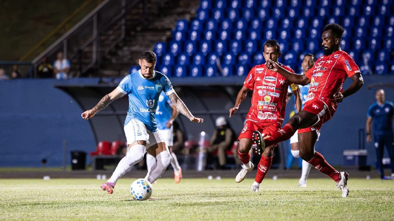 Jogadores de Londrina e Athletic Club disputam bola no gramado do Estádio Municipal Jacy Scaff pela Série B 2026