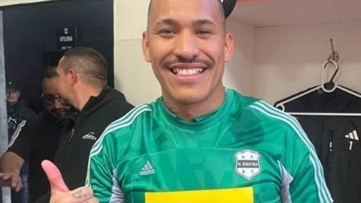 Ignacio Arce, goleiro argentino do Deportivo Riestra, em ação durante partida da Copa Sudamericana 2026