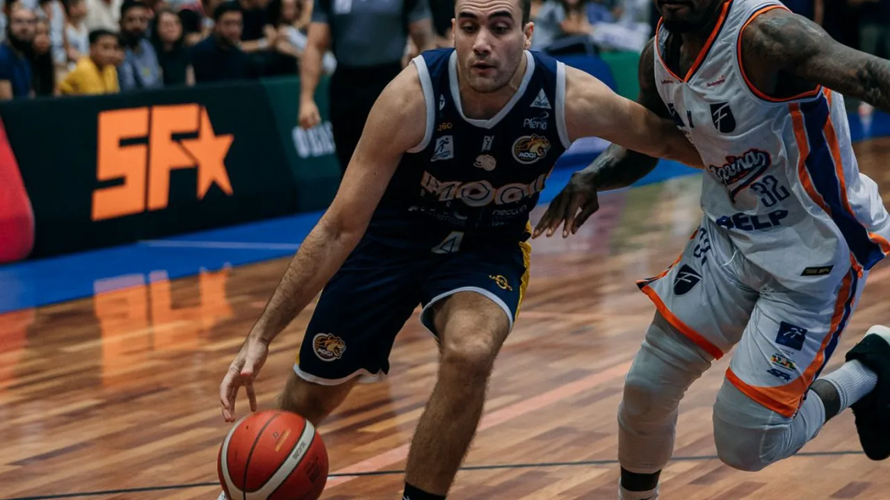Quadra do Ginásio Professor Hugo Ramos em Mogi das Cruzes durante partida do NBB entre Mogi e Unifacisa em março de 2025