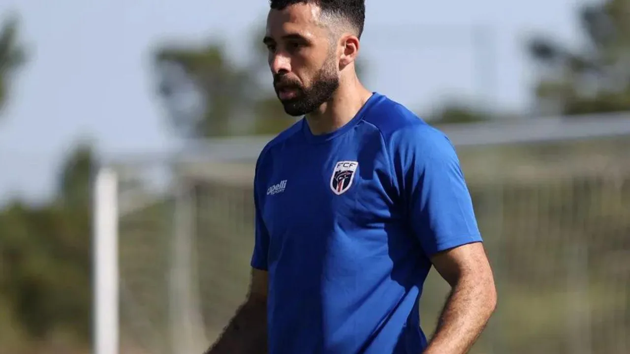 Goleiro Vozinha de Cabo Verde com a camisa vermelha fazendo defesa contra a Espanha na Copa do Mundo 2026