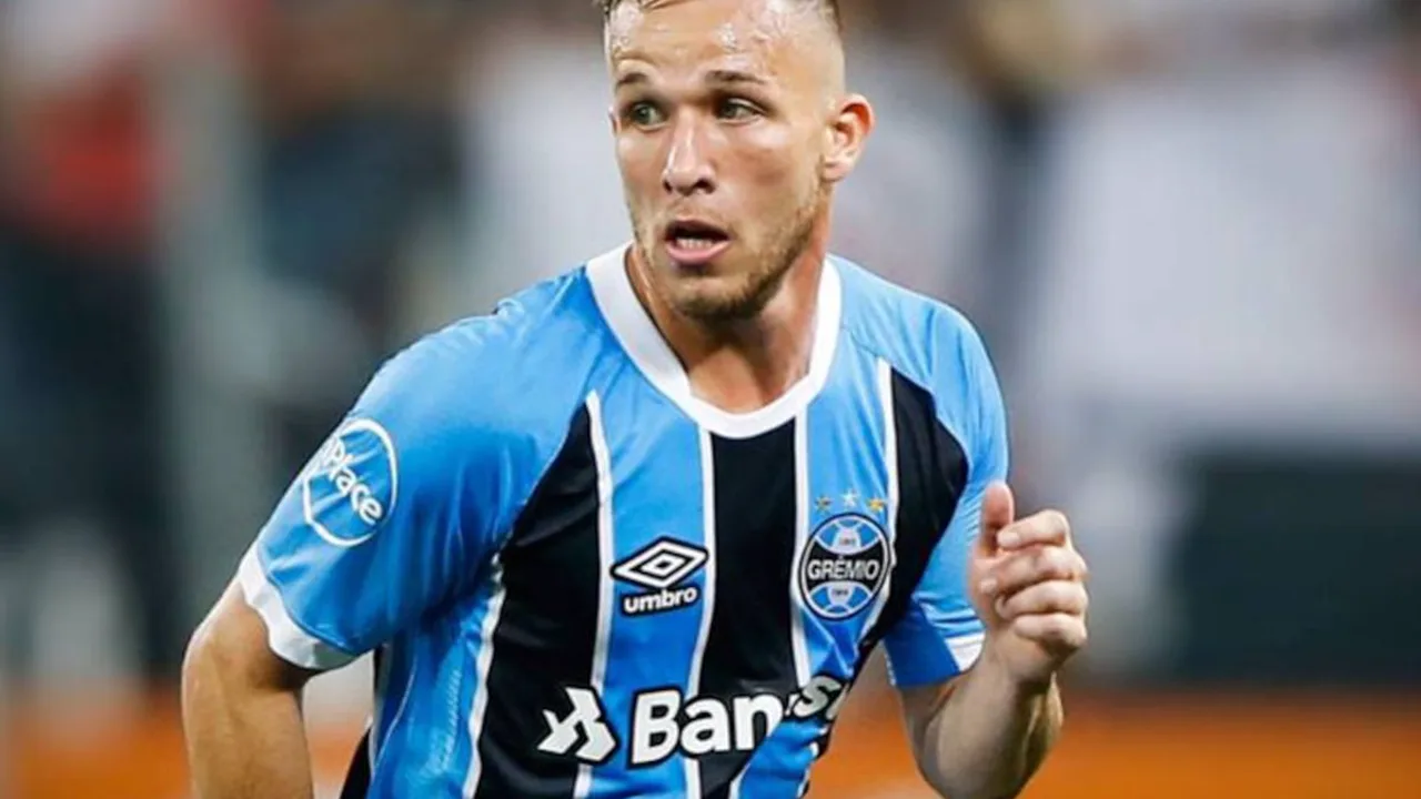 Arthur, meia do Grêmio, com a camisa 8 durante partida do Brasileirão Série A 2026