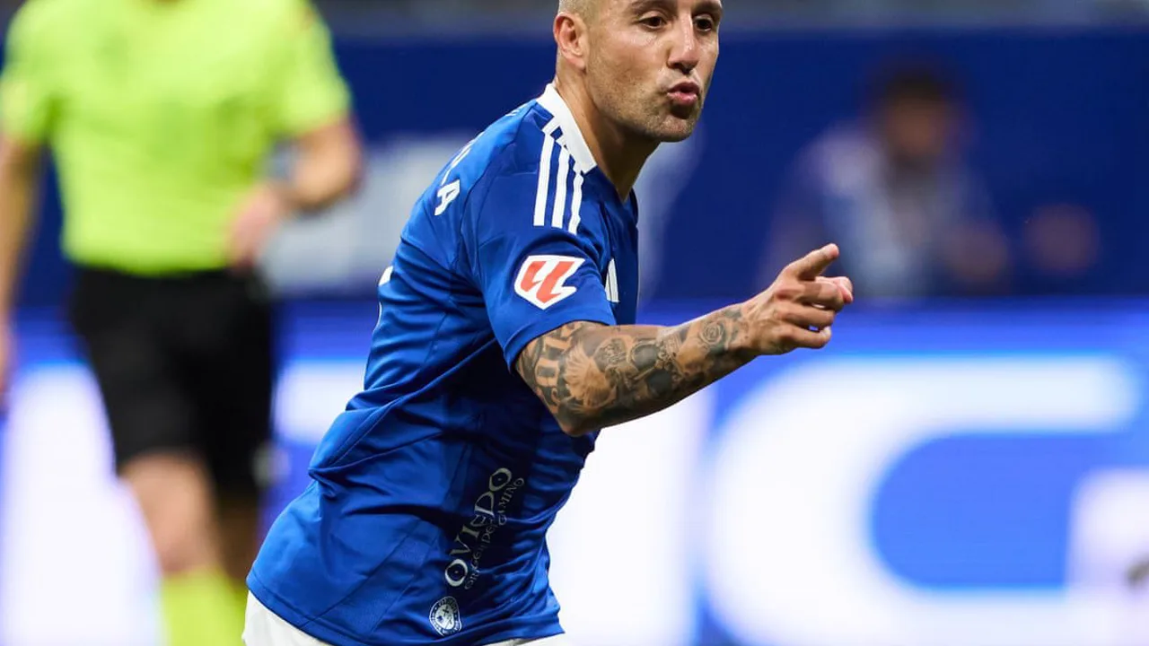 Santi Cazorla com a camisa 8 do Oviedo em campo durante a temporada 2025/2026 de La Liga