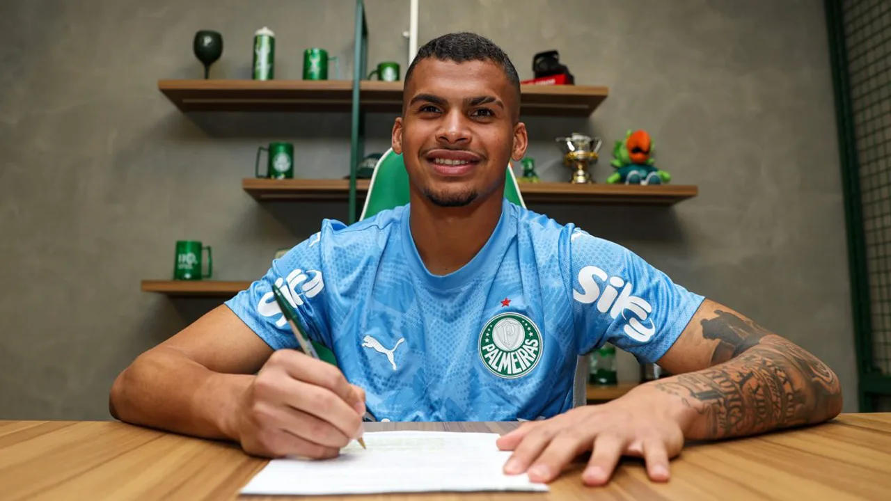 Aranha, goleiro do Palmeiras com 190 cm, posicionado sob as traves durante treino do clube em 2026