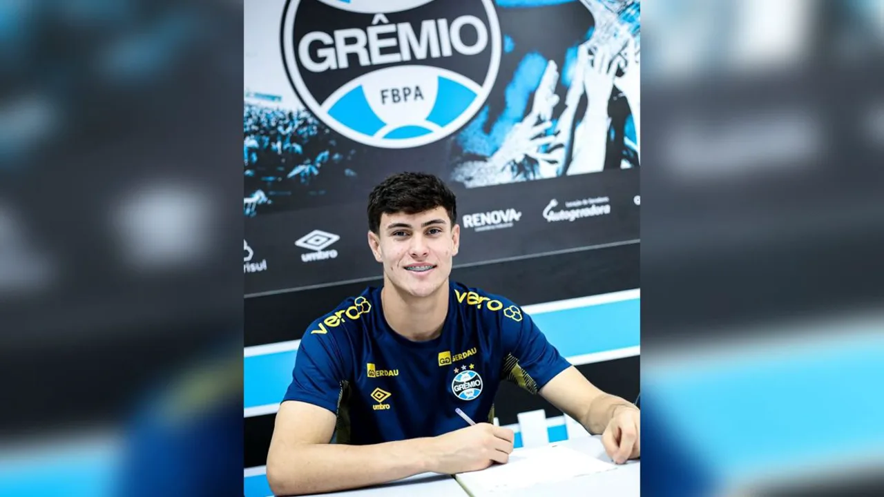 Gabriel Otávio Menegon, goleiro do Grêmio, com 196 cm e 17 anos, sob as traves no Brasileirão Série A 2026