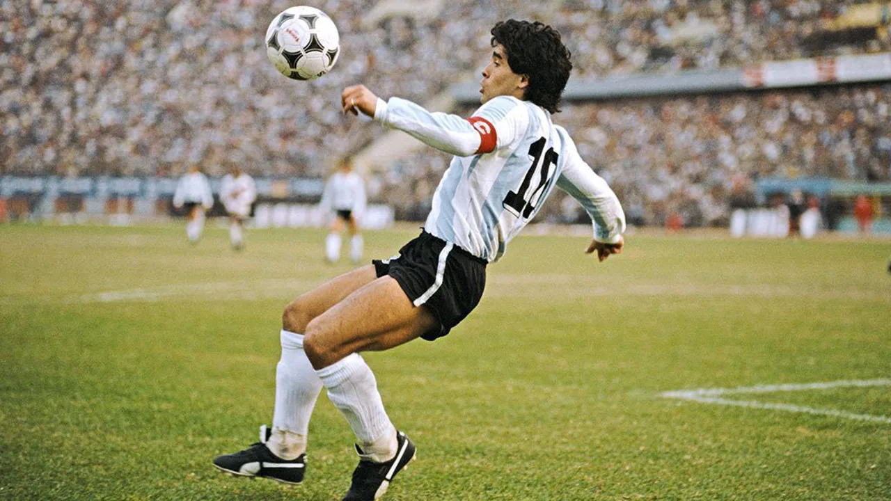 Bola Adidas Azteca usada por Maradona no gol Mão de Deus contra a Inglaterra na Copa do Mundo de 1986