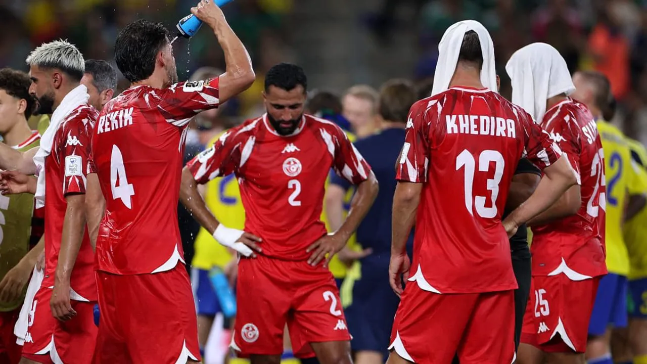 Jogadores da Tunísia cabisbaixos após goleada na fase de grupos da Copa do Mundo 2026