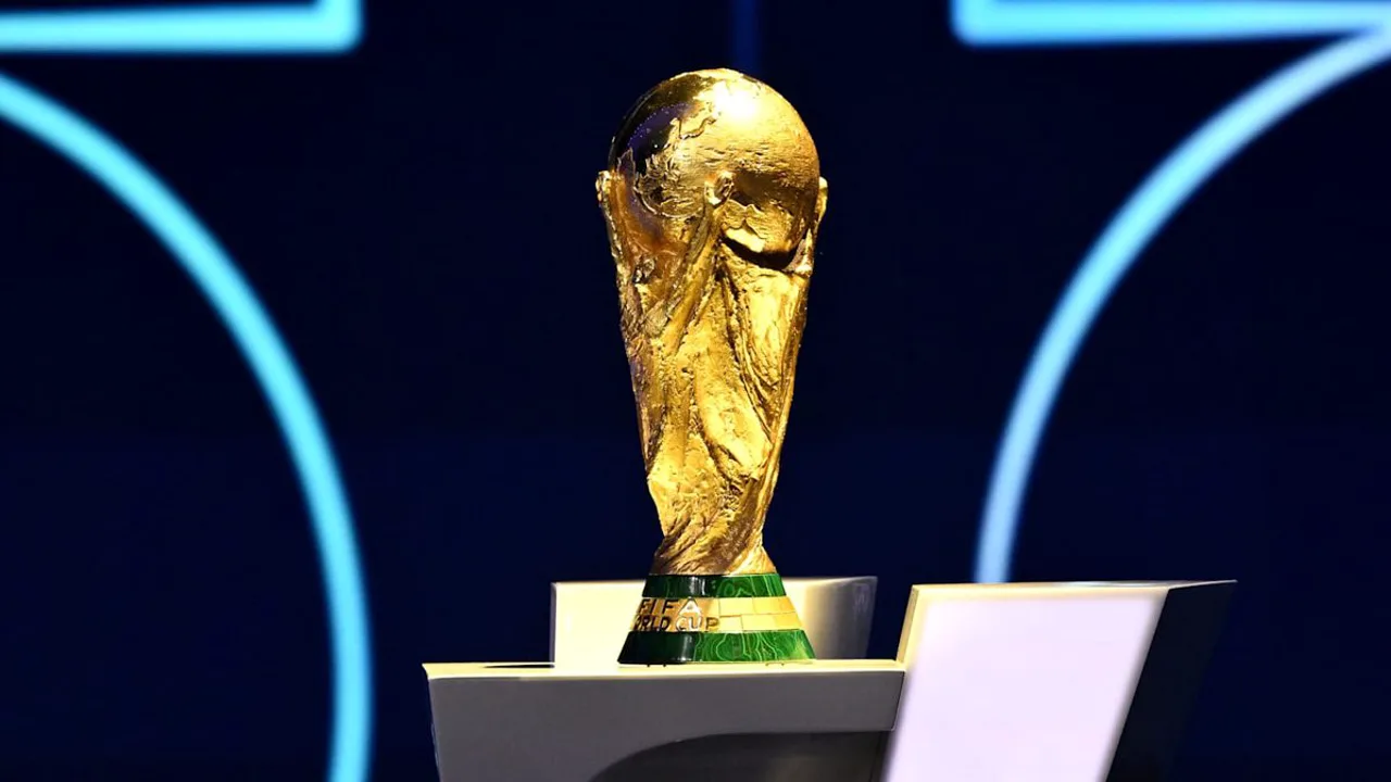 Lionel Messi comemorando gol pela Argentina na Copa do Mundo 2026 com jogadores jovens ao redor
