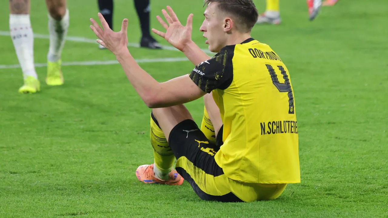 Nico Schlotterbeck sendo amparado por companheiros após lesão no tornozelo durante jogo da Alemanha na Copa do Mundo 2026