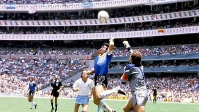 A mão que dividiu o mundo e o drible que uniu todos os dicionários do futebol
