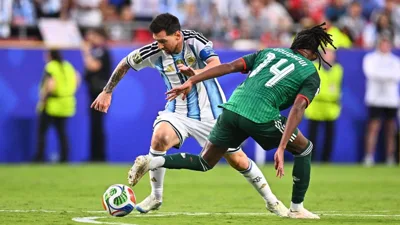 Messi faz 3 gols na estreia e está a três de superar Klose na artilharia
