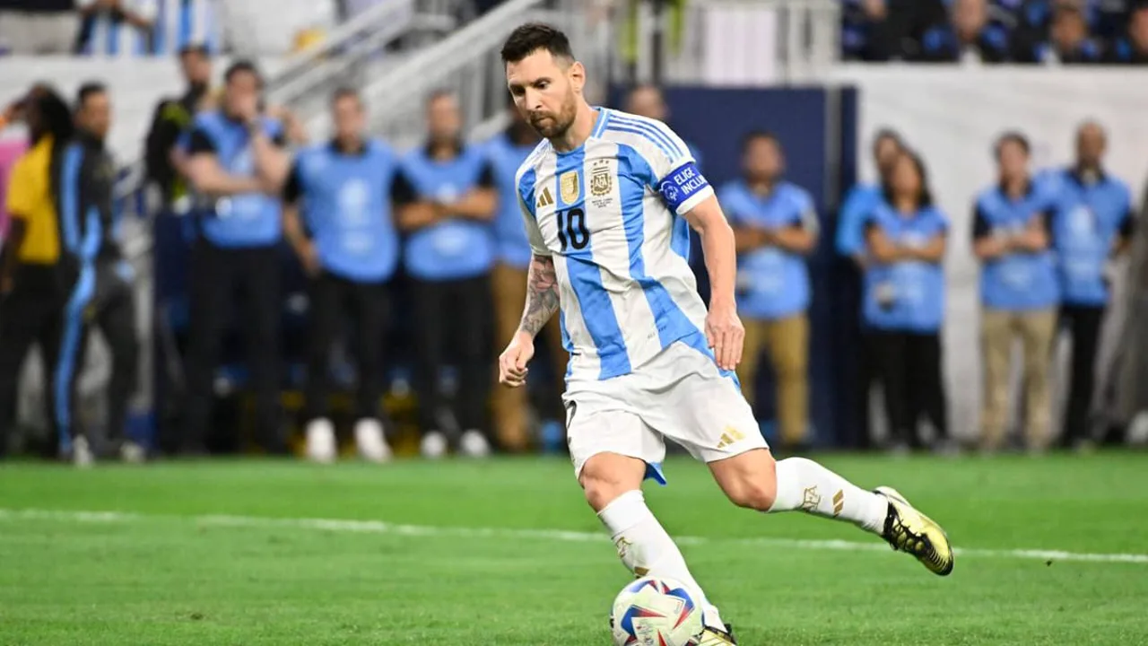 Lionel Messi de cabeça baixa após perder pênalti em jogo decisivo pela Argentina na Copa América
