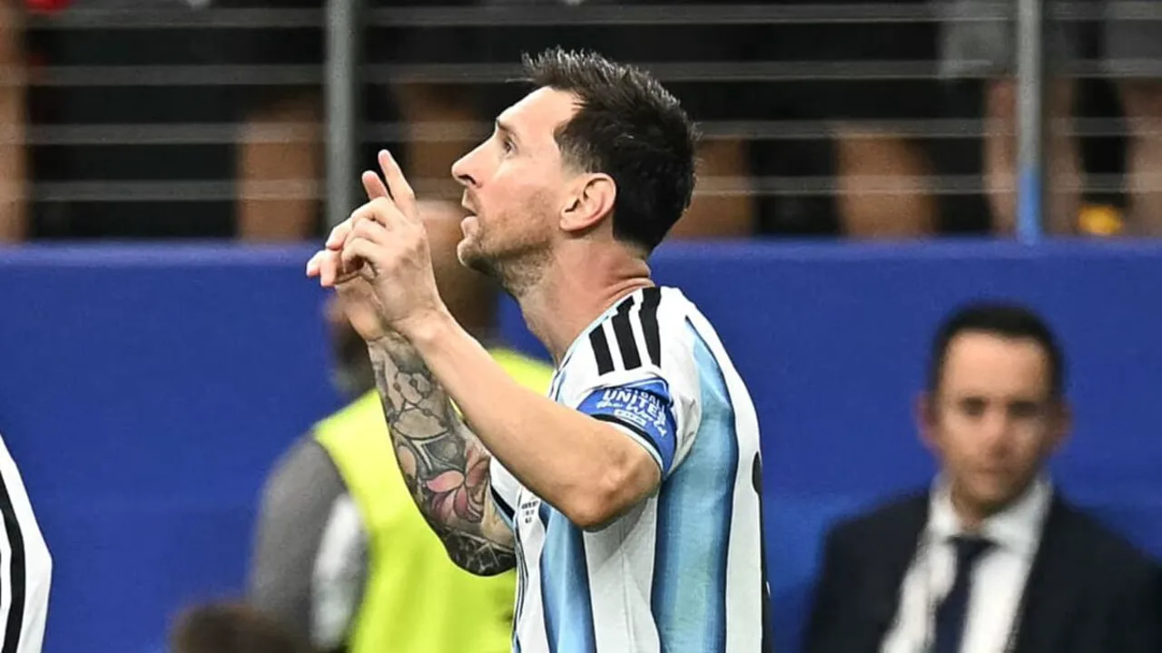 Messi de cabeça baixa após cobrança de pênalti perdida contra a Áustria na Copa do Mundo 2026 em Dallas