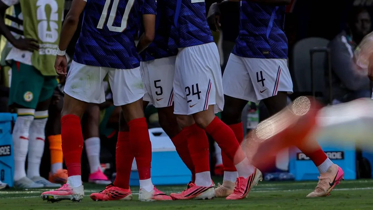 Raios sobre estádio durante jogo da Copa do Mundo 2026 nos Estados Unidos com gramado molhado