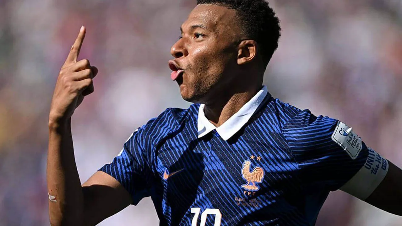 Kylian Mbappé comemora gol como centroavante pela França contra Senegal na Copa do Mundo 2026 em Filadélfia