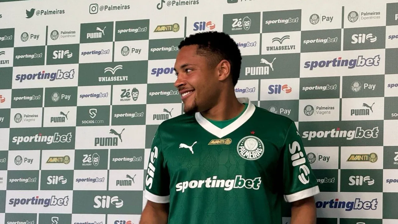 Vitor Roque pelo Palmeiras e Yuri Alberto pelo Corinthians em lances do Brasileirão 2026, lado a lado
