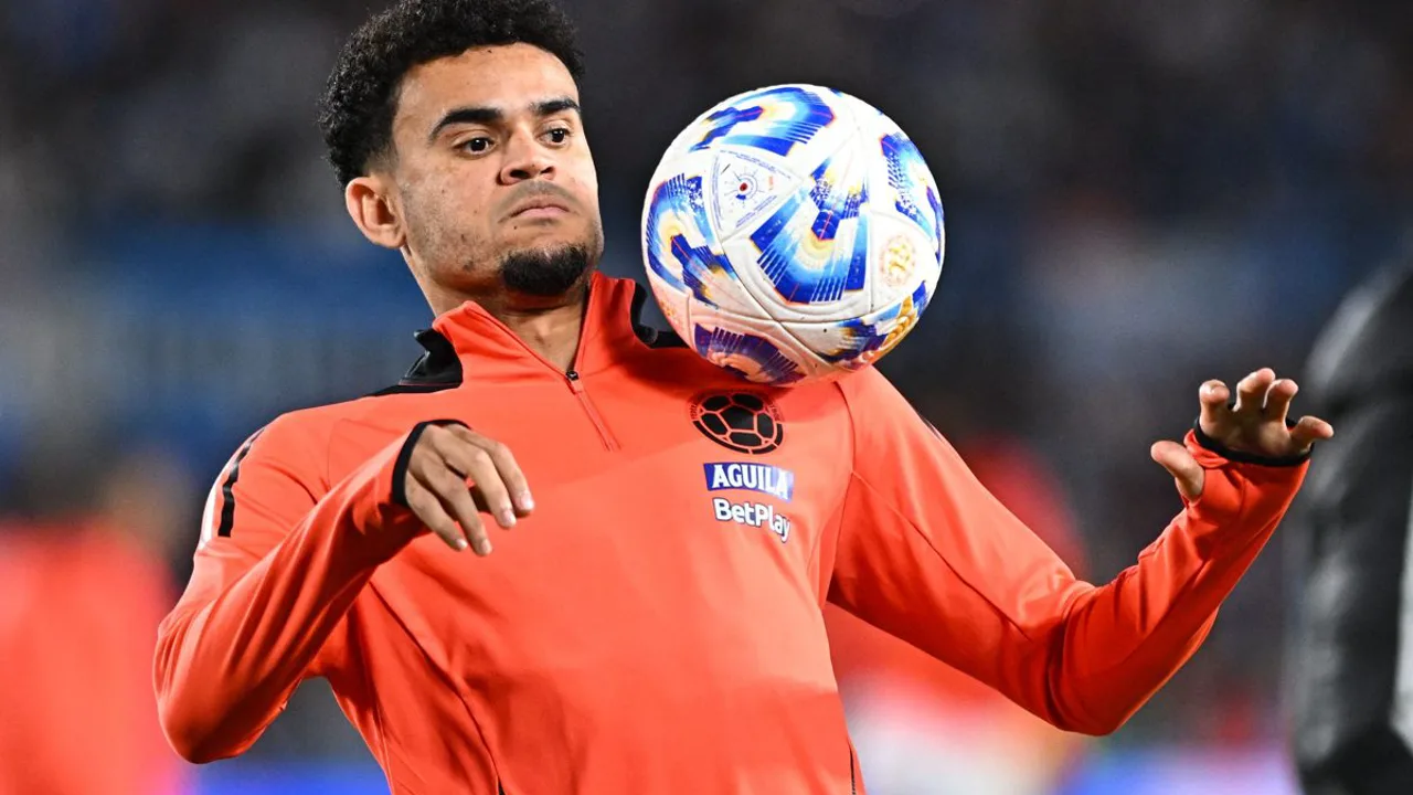 Luis Díaz conduzindo a bola em velocidade durante partida da Colômbia na Copa do Mundo 2026