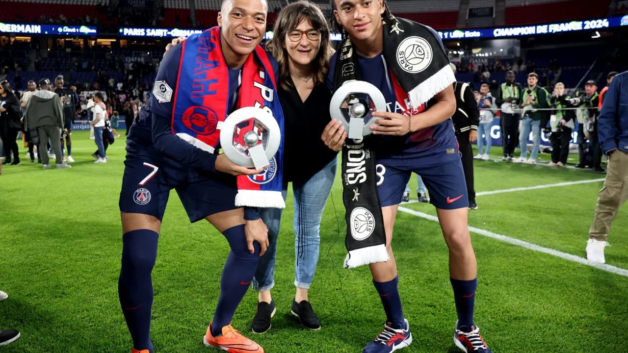 Kylian Mbappé comemorando gol pela França na Copa do Mundo 2026, braços abertos em campo
