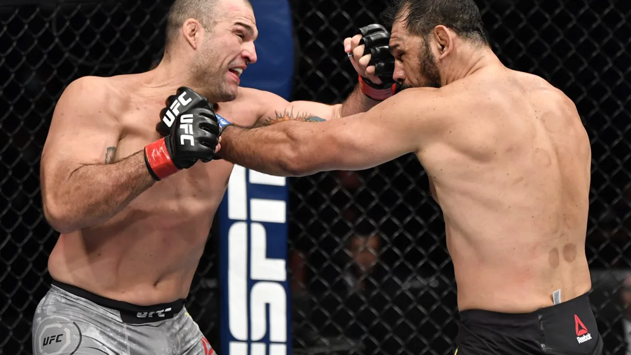 Alex Poatan no octógono do UFC durante luta nos pesos-pesados, com expressão intensa antes do combate