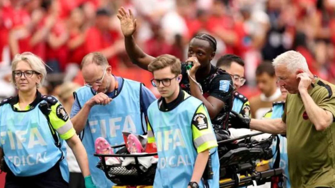 Torcedores canadenses erguem cartazes com o número 8 nas arquibancadas do BC Place em Vancouver na Copa do Mundo 2026
