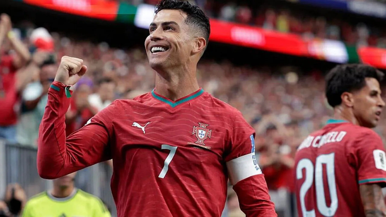 Cristiano Ronaldo comemora gol contra o Uzbequistão no NRG Stadium em Houston na Copa do Mundo 2026