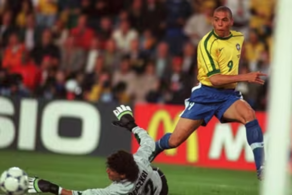 A pressão que antecedeu os gols de Ronaldo contra o Uzbequistão Ronaldo marca 2,