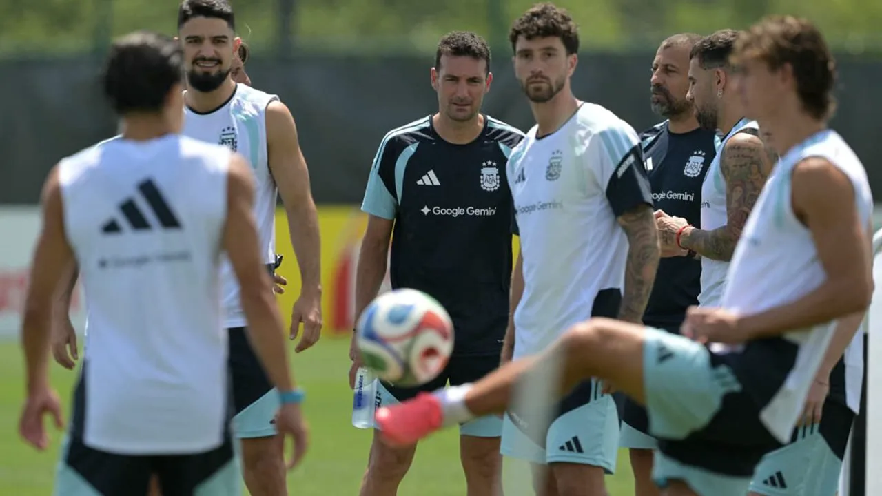 Lionel Scaloni orienta jogadores reservas da Argentina em treino tático na Copa do Mundo 2026