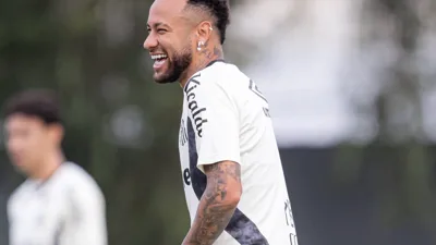 Neymar volta ao Brasil após três anos e carrega o peso de um número impossível